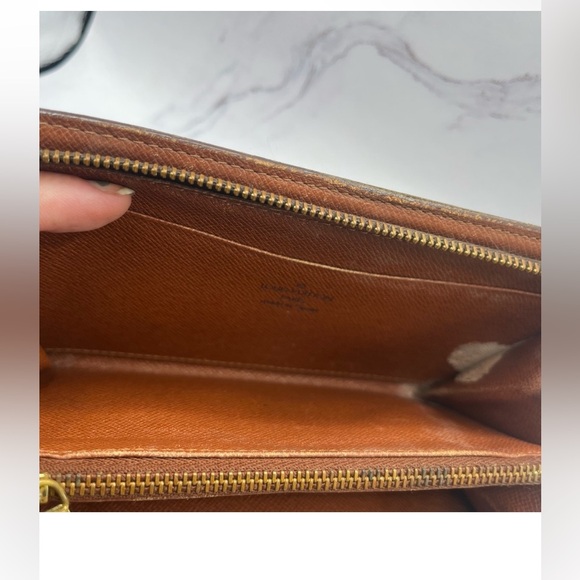 🔥🔥LOUIS VUITTON Zippy Long Wallet Portomone
Vintage Monogram LV - Picture 8 of 16